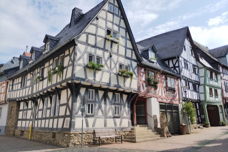 Maisons a pans de bois d une rue ancienne