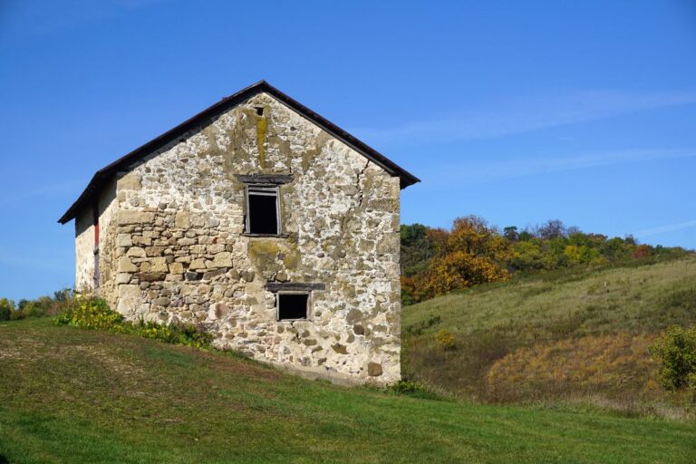 Ferme ancienne en pierre a la campagne