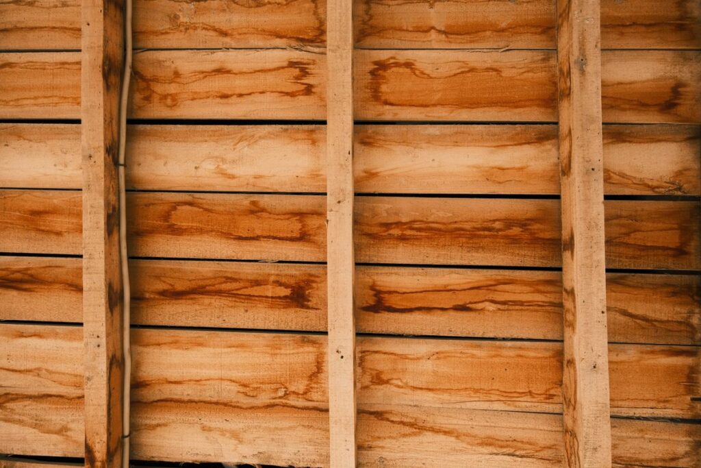 Solives de plancher bois sous une maison