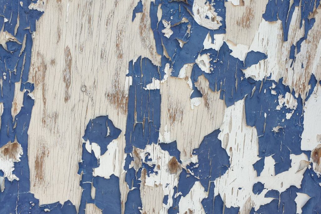 Peinture écaillée sur un bois ancien