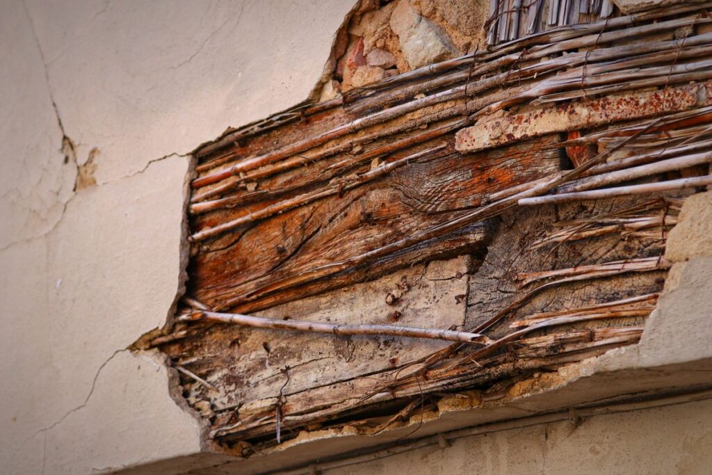 Poutre en bois éclatée dans un mur