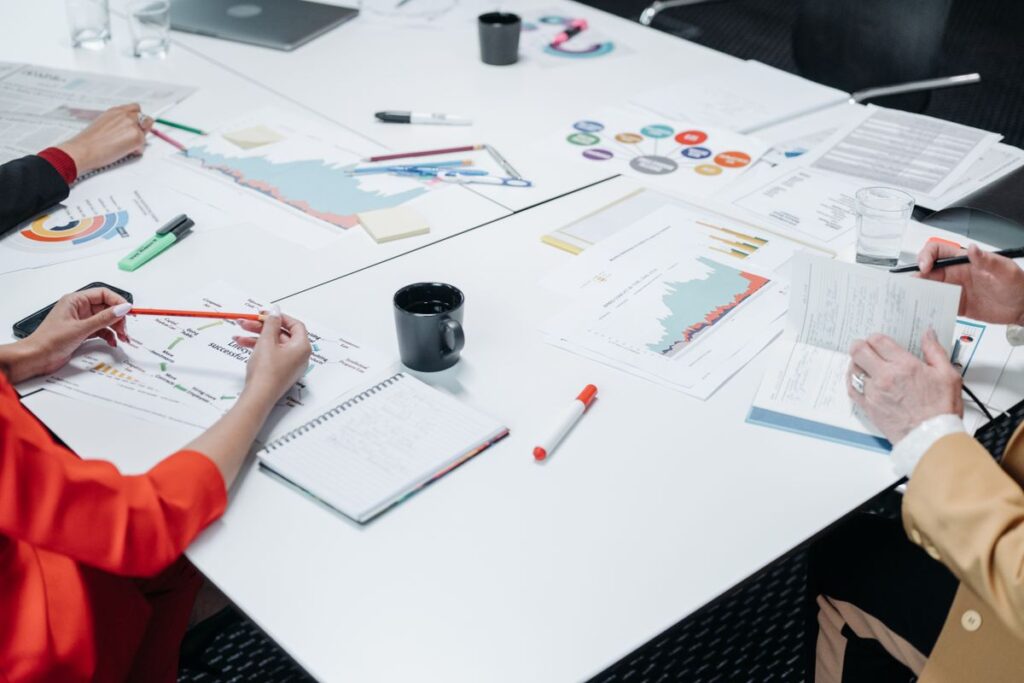 Plan communal etale sur une table