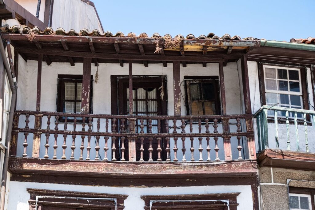 Balcon de bois sur une facade ancienne